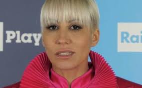 Alla sua prima partecipazione alla kermesse canora nel 2009, malika si è classificata seconda nella categoria giovani con il brano come foglie, ma è nel 2010 che riceve i riconoscimenti più importanti grazie alla. Significato Testo Ti Piaci Cosi Di Malika Ayane A Sanremo 2021
