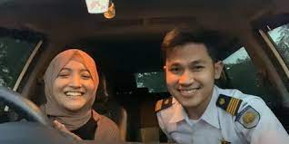 Anda dapat membantu wikipedia dengan mengembangkannya. Kocak Tapi Manis Ini 8 Momen Kebersamaan Arafah Rianti Bareng Pacar Si Masinis Muda Dan Ganteng Kapanlagi Com