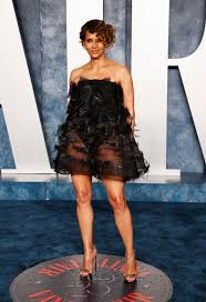 Halle Berry sips from a wine glass while nude on her balcony: I do what I  wanna do