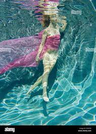 Frau drapiert in Stoff halb nackt schwimmen unter Wasser Stockfotografie -  Alamy