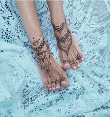 Mandala Tattoos An Den Fussen Rosa Nagellack Weisse Spitze Tattoos Fur Frauen Der Fur Fuss Ideen Knochel Oder Tattoo Tattoos Frauen