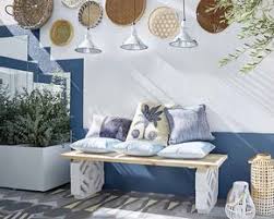 Realiser Un Banc Soi Meme Avec Des Materiaux De Recup Une Planche De Bois Des Briques Et Des Coussins C Leroy Merli Decoration Maison Deco Idees De Decor
