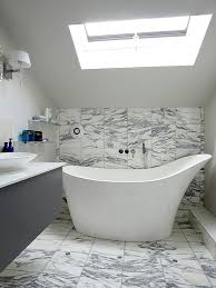 Bathtub juga tersedia dalam berbagai ukuran bahkan tak jarang kamar mandi yang kecil juga menambahkan bathtub di dalamnya. Model Keramik Kamar Mandi Minimalis Modern Terbaru Kamar Mandi Kecil Interior Kamar Mandi Renovasi Kamar Mandi
