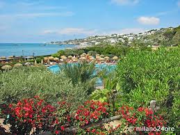 A complex of 20 pools with different temperature from 28 to 40 degrees and filled with hot underground thermal water. Insel Ischia Wellness In Thermalgarten