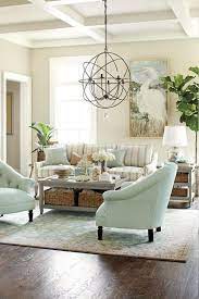 Helle Wandfarben Wie Sie Sie Effektiv Anwenden Konnen Gestreiftes Sofa Wohnzimmerdekoration Wohnzimmer Design