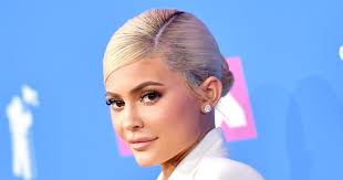 Kylie Jenner Gifts Her Makeup Artist a Giant Diamond Ring