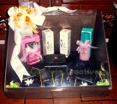 Supaya kotak hantaran tampak cantik, ada beberapa aksesori yang bisa ditambahkan. Paket Seserahan Hantaran Pernikahan