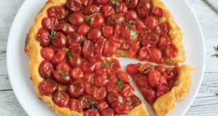 Questa torta è costituita da una base di sottile pasta sfoglia, modellata a vassoio, completamente piena di mele, per un dessert squisito. Ricetta Facili Ultime Notizie Flash