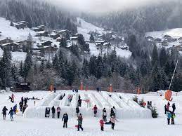 With its new iphone application, the resort offers you the ability to access all relevant information. Insolite La Clusaz 3 Jours De Travail Pour Construire Le Labyrinthe De Neige
