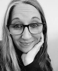 Lisa Pell's Instagram, Twitter & Facebook