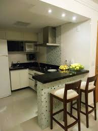 #cocina innovadora que combina tonos grises con materiales como la madera y donde destaca la piedra #onyx iluminada en el desayunador ve mas #ideas para #remodelar en: Ideas Para Casa De Caro Decorar Cocinas Pequenas Decoracion De Cocina Decoracion De Cocina Moderna