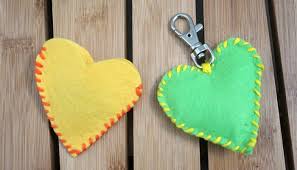 Kain ini bisa disulap menjadi ragam kerajinan mulai dari tas, gantungan kunci, hingga buket bunga. Cara Membuat Gantungan Kunci Dari Kain Flanel Yang Mudah Ragam Kerajinan Tangan