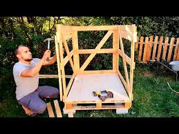 Là un tutoriel vidéos super sérieux : Fabrication D Une Niche Pour Chien En Palette 1 2 Youtube