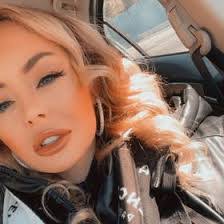 Emilie Davis's Instagram, Twitter & Facebook