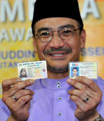 Mesti pegang ic anda di bahagian dada. Lesen Memandu Bersekuriti Tinggi Diperkenal Mulai 15 Julai Semasa Mstar