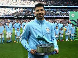 With some city fans already leaving the stadium in tears, edin dzeko equalised in the second of five minutes of stoppage time before sergio aguero scored the goal that won the title. Sergio Aguero Honoured By Former City Strikers Man City Core