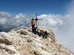Le strutture alberghiere, per lo più a gestione familiare, sono accoglienti e dotate di tutti i comfort per una vacanza indimenticabile. Civetta Dolomiten Www Bergnews Com