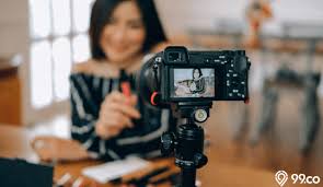 Dukungan lensa tidak setinggi yang lain di luar sana, tetapi jika anda tidak peduli dengan itu, lensa yang menyertainya sangat bagus. 8 Rekomendasi Kamera Vlog Terbaik Tahun 2020 Mulai Dari Rp1 Juta