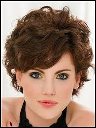 Dann verleiht die struktur der kurzen locken dem haar griffigkeit und schwung. Kurze Lockige Frisuren Mit Pony Bob Frisuren Haarschnitt Fur Lockige Haare Wellige Frisuren Kurzhaarschnitte