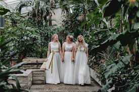 So planst du die perfekte gartenhochzeit (deko, brautkleid usw.). Hochzeitskleider Schlicht Modern Elementar I Moderne Brautkleider
