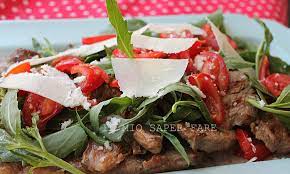 Oggi saporita e succulenta ricetta per gli amanti della carne ma anche nel frattempo, in una terrina unire la rucola, i pomodorini a spicchi e il grana a piccole scaglie, quindi condire con sale e olio. Tagliata Con Rucola E Pomodorini Con Scaglie Di Formaggio