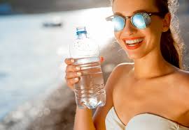 Durch die muttermilch sowie durch die flaschennahrung erhalten voll gestillte und gesunde babys in den ersten sechs monaten ausreichend flüssigkeit, weshalb in dieser zeit auf zusätzliches wasser verzichtet werden sollte. Wieviel Wasser Trinken Fur Unseren Korper Gesund Ist