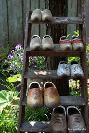 kom achterom heerlijk in de tuin klompen tuin boerderij tuin