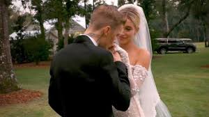 Der Moment In Dem Justin Bieber Hailey Zum Altar Schreiten Sah Das Emotionale Hochzeits Video En 2020