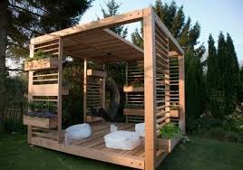 Interessante Gartnnlaube Aus Holz Mit Sitzkissen Und Hangesessel Pergola Bauen Gartenlaube Diy Pergola