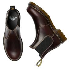 Martens debuted its chelsea boots in the '70s, but the silhouette has its origins in the victorian era. Dr Martens 2976 Mens Leather Chelsea Boots Oxblood