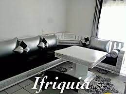 Appréciez cette série de couleur black et grise et autre sur le style de ce salon marocain révolutionnaire constitué des banquettes ornées professionnellement, des cousins aussi décor, une table base au milieu sur laquelle une plaque de. G Photos Ifriquia Valence Salons Orientaux Sur Mesure Valence 26000