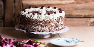 Bürsten sie mit einer backbürste die geschnittenen seiten und die ränder der kuchen mit dem kirschsirup, damit sie nicht austrocknen. Rezept Schwarzwalder Kirschtorte