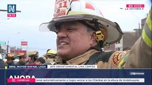 Incendio consume almacén y otros tres locales en la Av. México