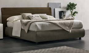 Con contenitore, testiera trapuntata o morbidi cuscini, doppio o singolo, con particolari dal design pinch è un letto imbottito sospeso con slitta o con giroletto alto con contenitore. Tomasella Prado Contenitore Letto Matrimoniale Struttura In Legno Giroletto Imbottito Sfoderabile Con Contenitore Vieffetrade