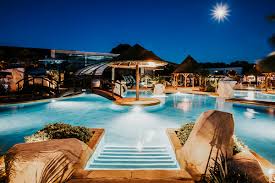 Vous aurez le choix entre une maison face au jardin et la piscine ou un appartement face à la mer avec une chambre ou deux chambres pouvant accueillir. Camping De Luxe Camping 5 Etoiles De Prestige Et Haut De Gamme