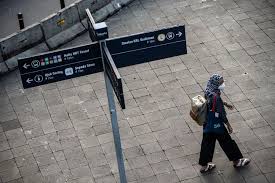 Luhut binsar pandjaitan melakukan penyesuaian terkait pengaturan pelaksanaan work from office (wfo) dan work from home (wfh) pada sektor esensial dan kritikal. Karyawan Bisa Melapor Jika Dipaksa Masuk Kantor Saat Ppkm Darurat