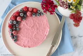 Dein rezept für den veganen kuchen mit schokolade: No Bake Kuchen Mit Blaubeeren Und Himbeeren Munchner Kuche