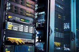 전산실 서버 랙에 견고하게 장착되어 쉴 새 없이 네트워크 상태 표시 LED를 깜빡이는 고성능 엔터프라이즈 UTM 장비의 웅장한 모습