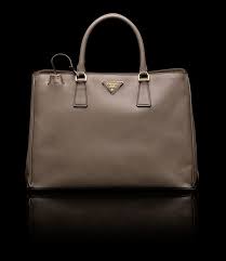 Prada Canta Modelleri Sikligin Simgesi Markanin Son Moda Cantalari Kadin El Cantalari Prada Moda Cantalar