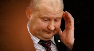 2015 року тимчасова спеціальна комісія після перевірки дій чауса щодо позбавлення прав вирішила, що він порушив присягу і повинен бути звільнений. Pohishenie Chausa Chto Proishodit Vokrug Odioznogo Eks Sudi Zaborona