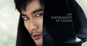 Is exactly how i imagined the characters to look like from the book 👌. Godfrey Gao As Magnus Bane In The Mortal Instruments City Of Bones Character Poster Filmofilia