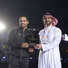 هو كعب بن زهير بن أبي سلمى، يكنّى بأبي المضرَّب، شاعرٌ مخضرم، ولد في نجد، واشتُهر بشعره في الجاهليّة، وعندما جاء الإسلام هجا كعب الرسول صلّى الله عليه وسلم، فأهدر عليه السلام. ØªÙØ§Ø¹Ù„ Ø¹Ù„Ù‰ Ø­Ù„Ù‚Ø© Ù†Ø¬ÙˆÙ… ØµØºØ§Ø± Ø·ÙÙ„Ø© Ø§Ù„Ø³ÙƒØ±ÙŠ ØªÙ†Ø´Ø± Ø§Ù„Ø¥ÙŠØ¬Ø§Ø¨ÙŠØ© ÙˆØ·ÙÙ„ÙŠÙ† ÙŠØ¨Ù‡Ø±Ø§Ù† ÙŠØ§Ø³Ø± Ø§Ù„Ù‚Ø­Ø·Ø§Ù†ÙŠ Et Ø¨Ø§Ù„Ø¹Ø±Ø¨ÙŠ