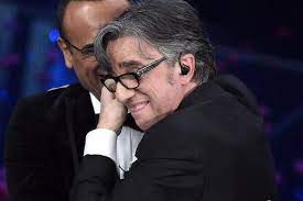 È stato il vincitore del festival di sanremo 2018 nella categoria nuove proposte con il brano il ballo delle incertezze, ed è arrivato secondo a sanremo 2019 con il brano i tuoi particolari Et8j8yzovyoahm