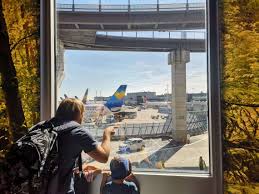 Der flughafen frankfurt airport fra ffm ist der mit abstand groesste deutsche flughafen und zugleich eines der weltweit bedeutendsten luftfahrtdrehkreuze. Frankfurt Flughafen Mit Kindern Erleben Frankfurt Mit Kids