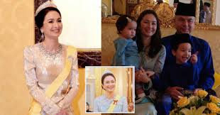Aku hanya membiarkan saja dia pergi ke arah dapur kembali. Lulusan Kejuruteraan Kimia Wajah Cantik Lembut Tuanku Zara Di Usia 47 Tahun Tambat Hati Rakyat Nona