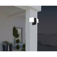 Das erreichen sie mit wandleuchten rechts und links der haustür oder auch beleuchteten hausnummern. Aussenwandleuchten Mit Bewegungsmelder Online Kaufen Bei Obi
