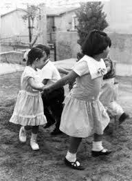 Juegos actuales que ni jugaron los abueloso : 30 Ideas De Juegos Antiguos Que Jugaban Los Ninos De 1920 Juegos Antiguos Juegos De Patio Juegos Infantiles