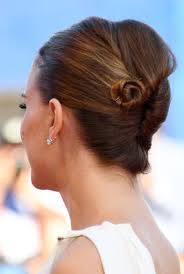 Servono semplicemente una banana matura e due cucchiai di yogurt bianco da amalgamare fino a ottenere un composto cremoso da applicare sui . Come Fare La Pettinatura A Banana