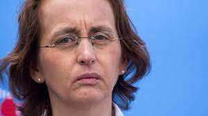 Beatrix von storch ретвитнул(а) valerie wilms. Beatrix Von Storch Provoziert Twitter Eklat