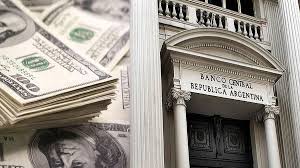 Tensión cambiaria: los bancos no podrán alterar su posición en dólares  hasta fin de mes